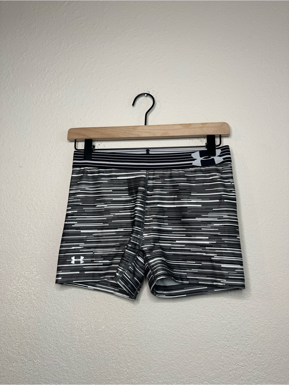 Under Armour Gray & Black Striped Compression Shorts Size Small